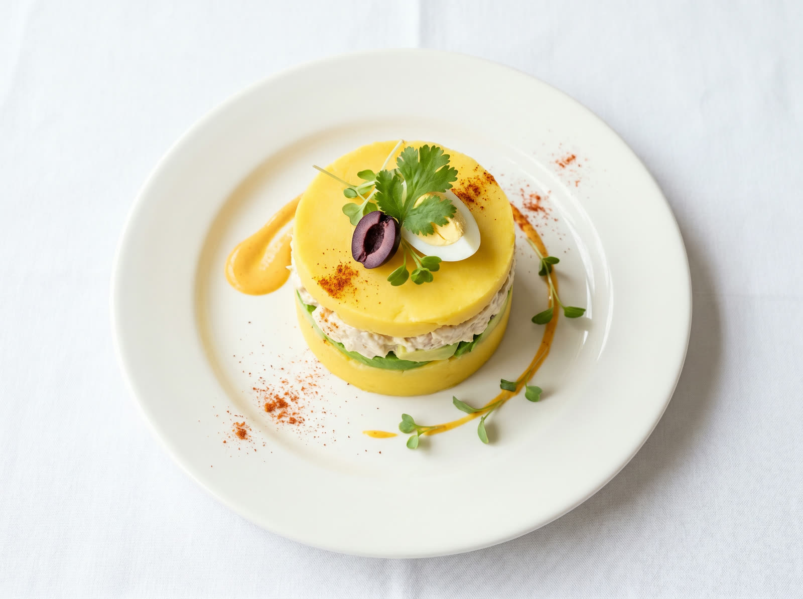 Causa limeña dressée à l'assiette