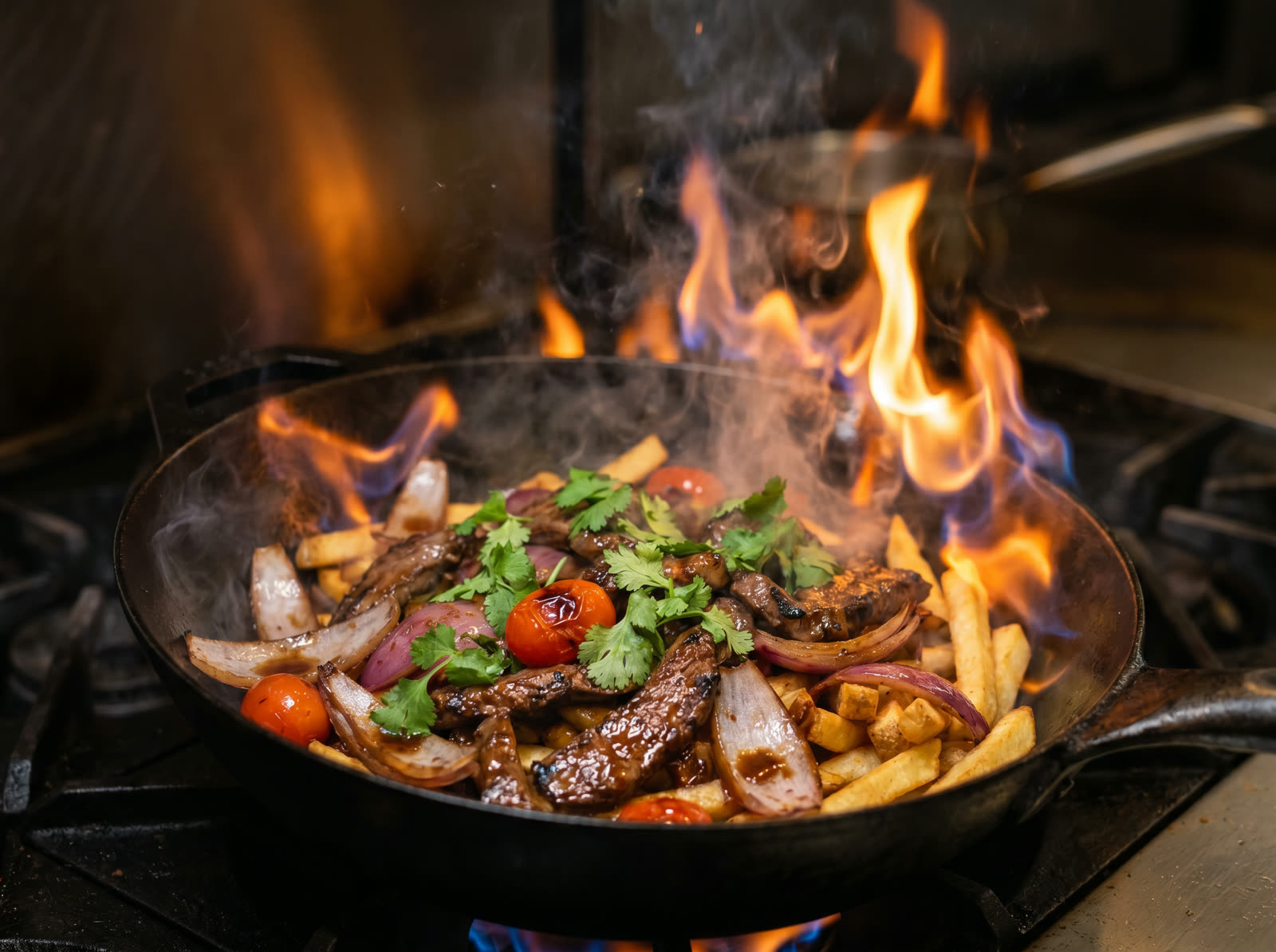 Lomo saltado sauté au wok avec pommes de terre frites