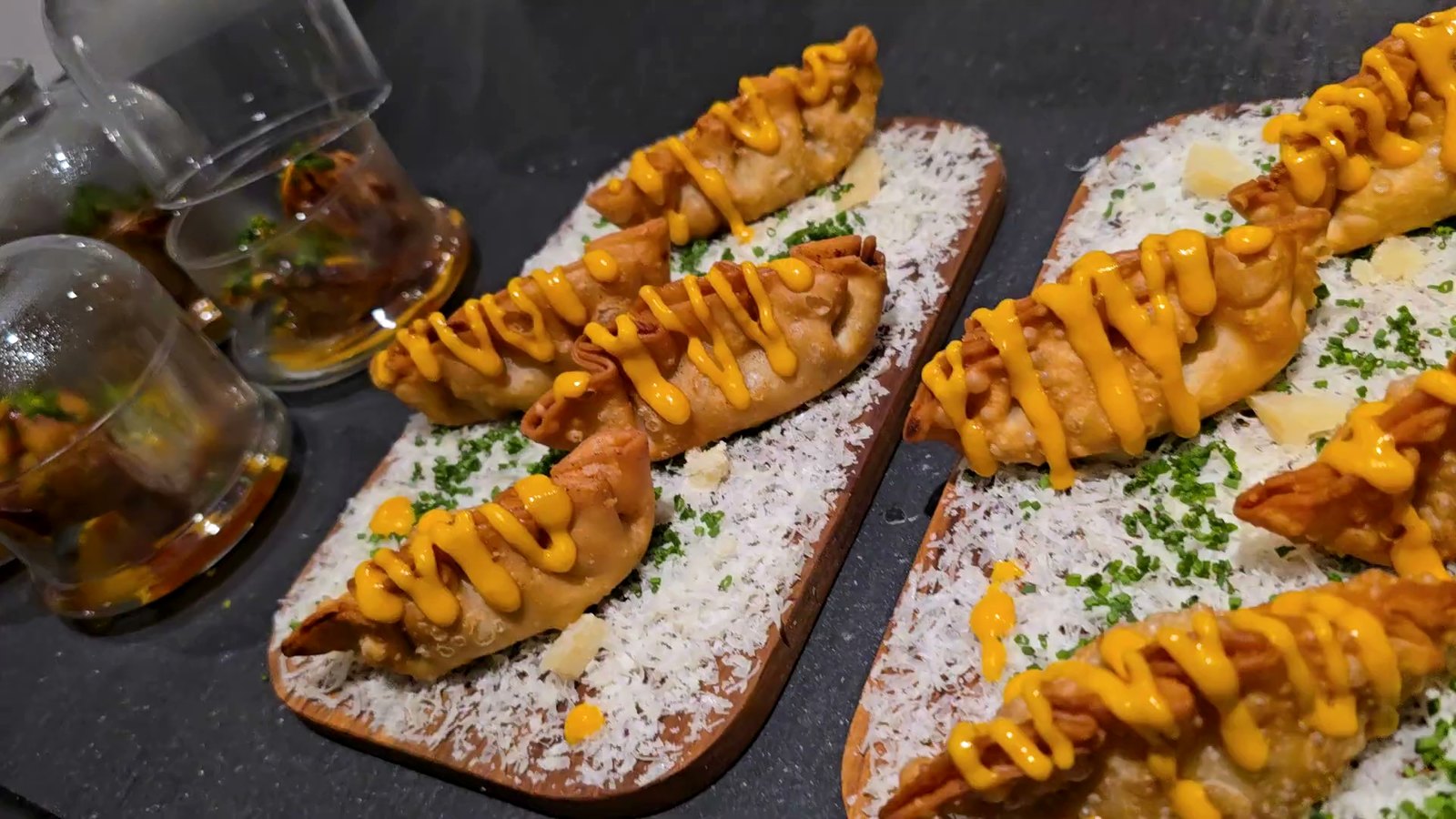 Petites empanadas crémeuses dressées à l'assiette