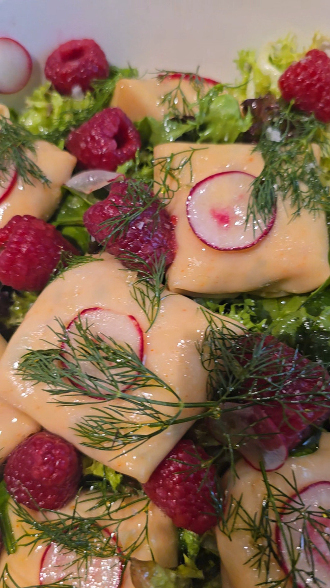 Causitas d'auteur aux fruits rouges et herbes fraîches, dressées à la pièce