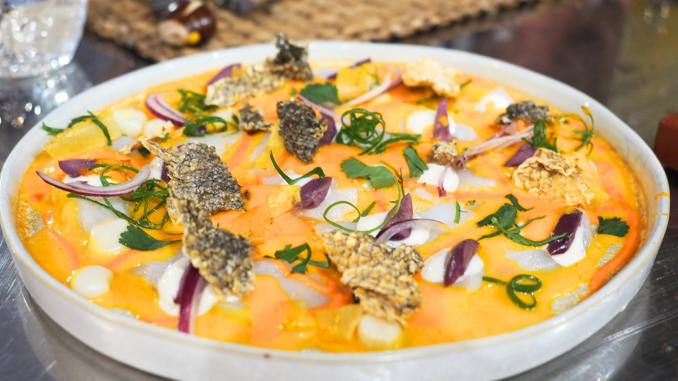 Ceviche de poisson à l'ají amarillo, canchita chulpi croustillante et leche de tigre