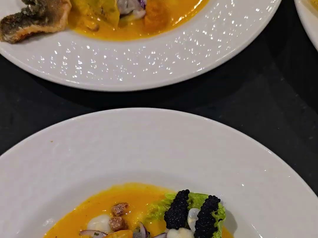 Ceviche classique de daurade dressé à l'assiette