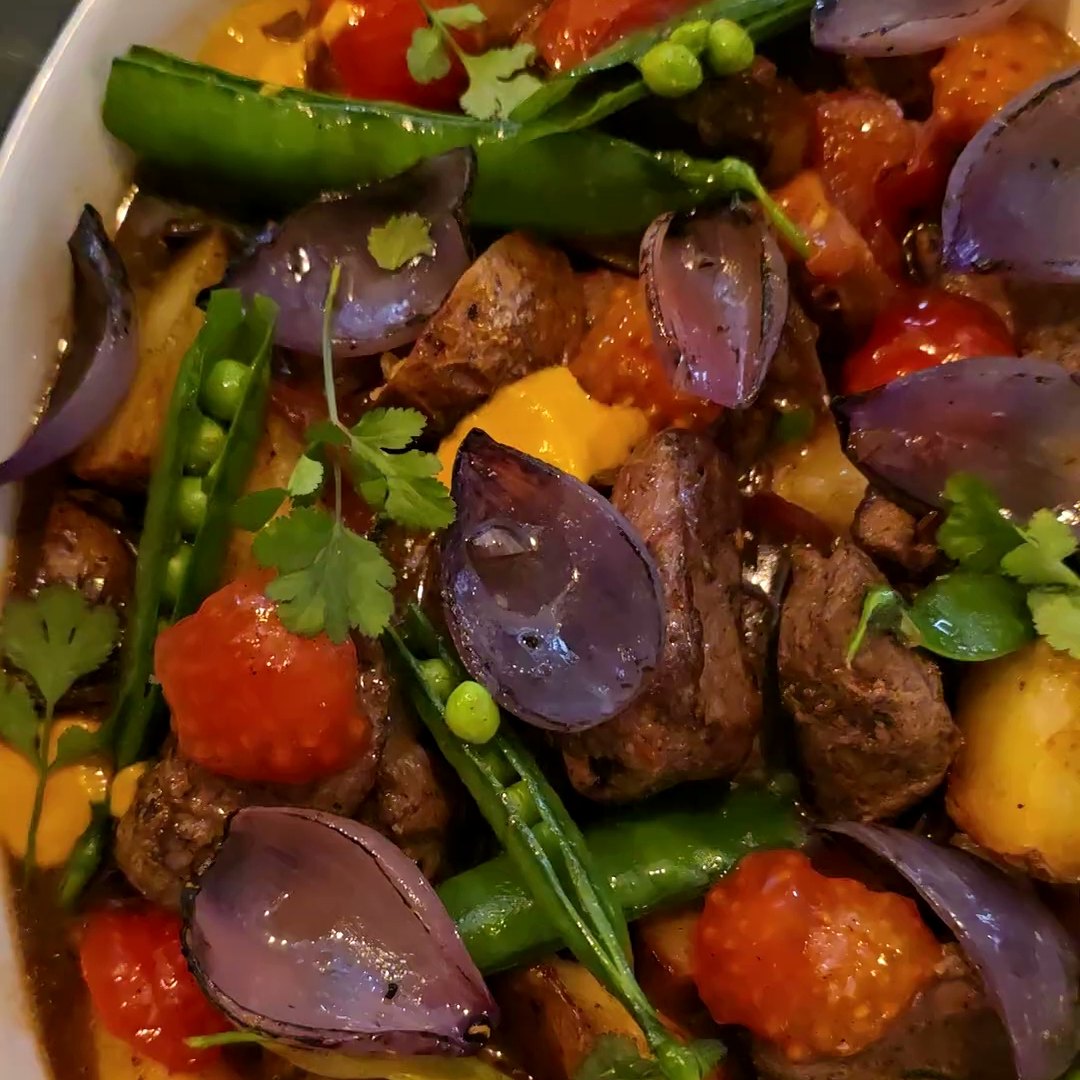 Plat chaud péruvien de légumes et viande mijotée servi en cocotte
