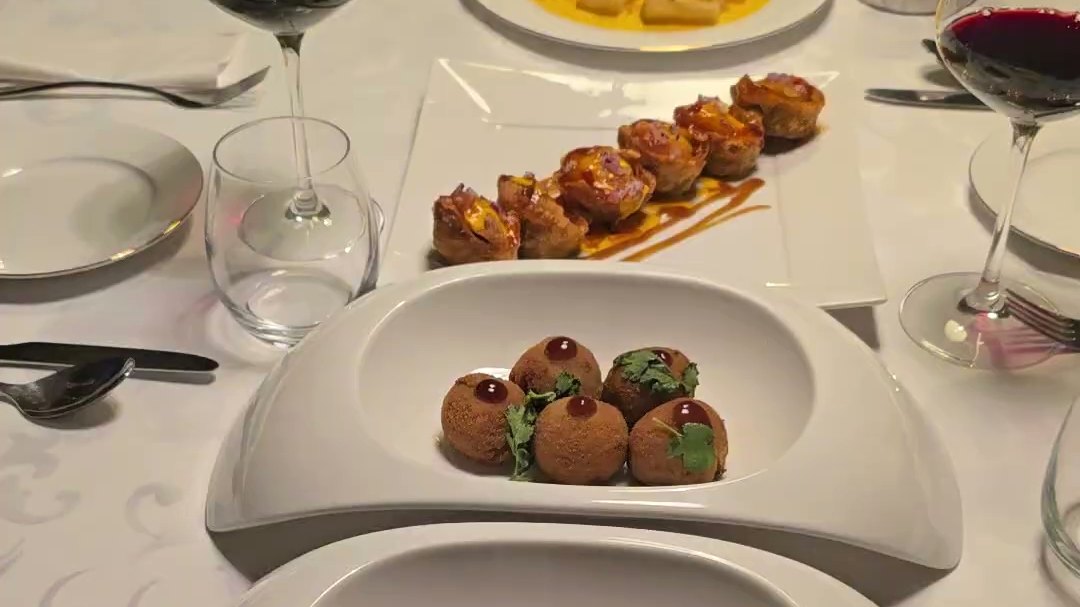 Table dressée pour un dîner péruvien privé