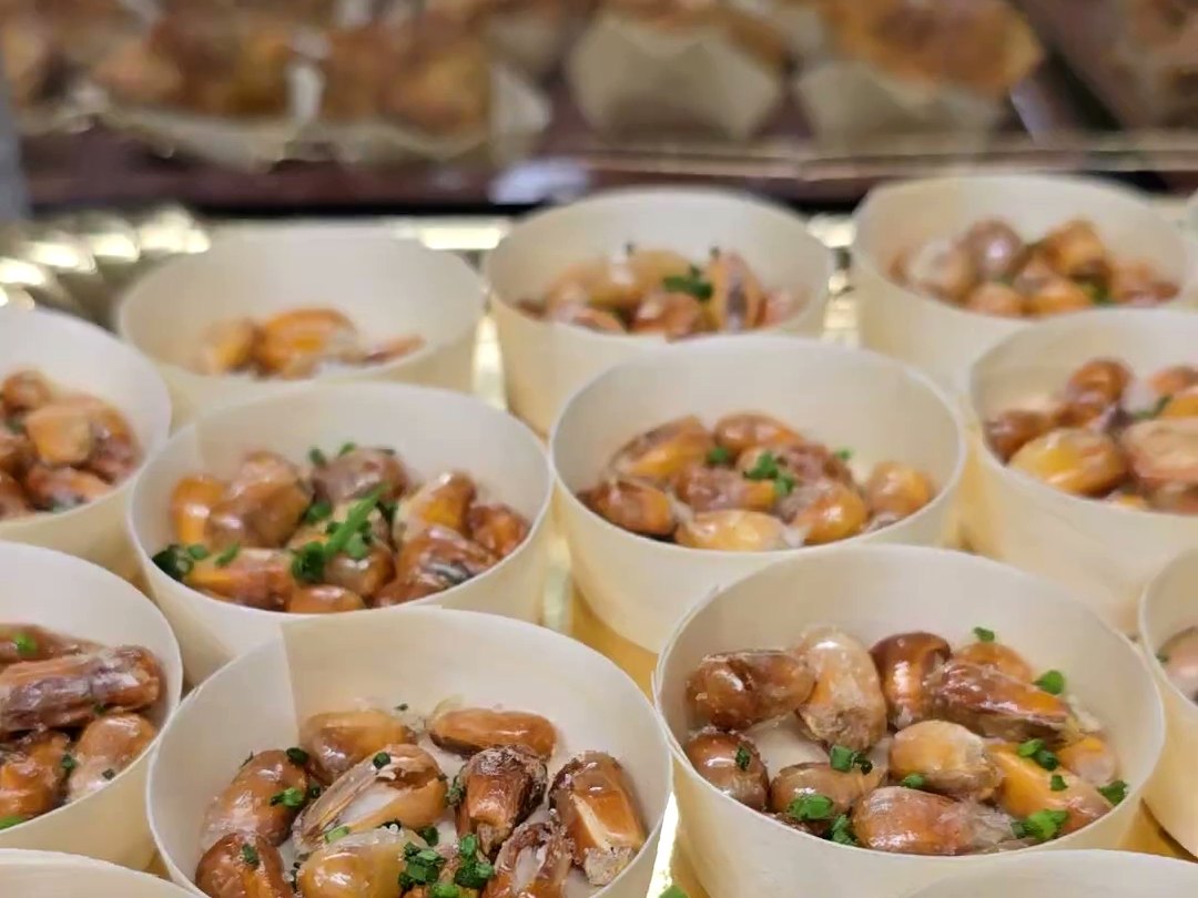 Verrines de ceviche alignées avant le service