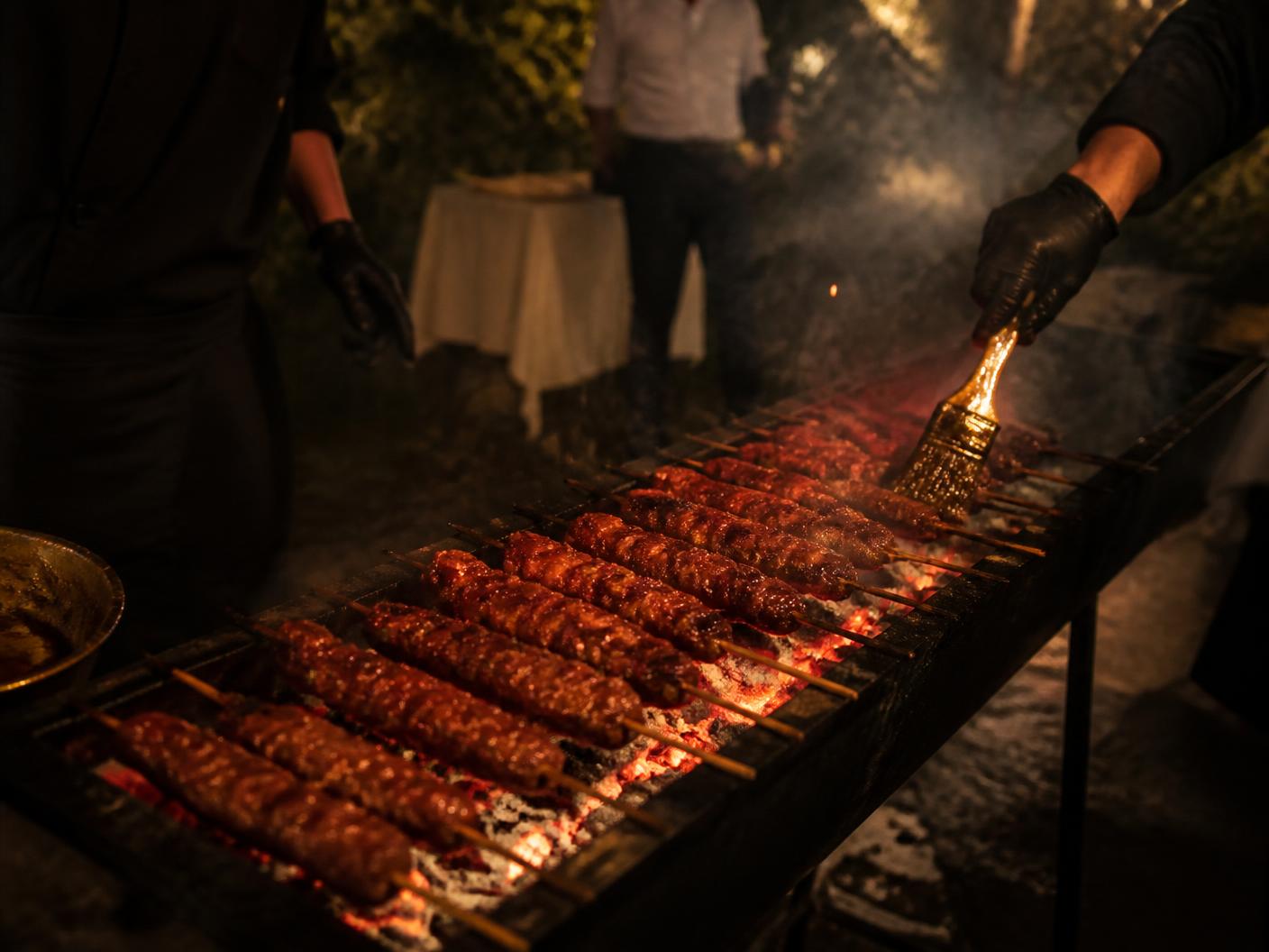 Brochettes d'anticuchos grillées à la braise